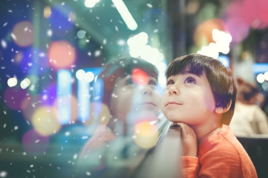 علت خیالبافی در کودکان چیست و چگونه باید با آن برخورد کرد؟