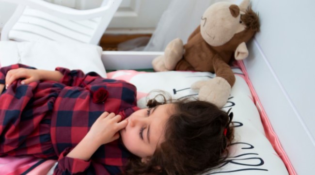 علت ناخن جویدن کودکان چیست و چگونه باید با آن برخورد کرد؟