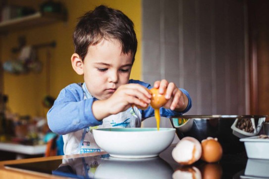 چگونه با سپردن کارهای خانه، مسئولیت‌پذیری را در کودکان تقویت کنیم؟