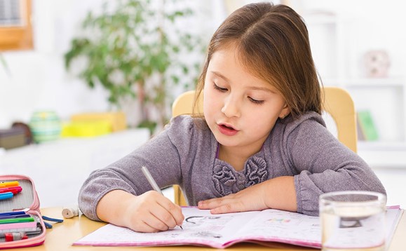 چگونه کودکی سخت‌کوش و باپشتکار تربیت کنیم؟ (۸ راهکار طلایی برای والدین موفق)