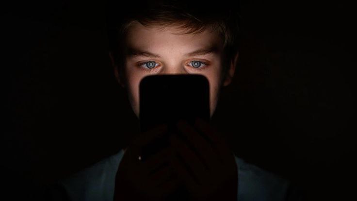 تربیت فرزند در عصر دیجیتال و آموزش تفکر نقادانه